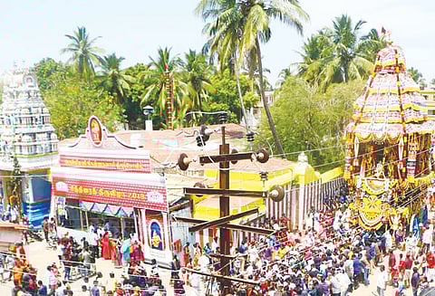 நாகர்கோவில் கிருஷ்ணசாமி கோவிலில் தேரோட்டம் திரளான பக்தர்கள் வடம்பிடித்து இழுத்தனர்