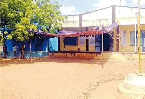 மானாமதுரை அருகே கிராம மக்கள் தேர்தல் புறக்கணிப்பு அதிகாரிகள் சமரசத்தை தொடர்ந்து வாக்களித்தனர்