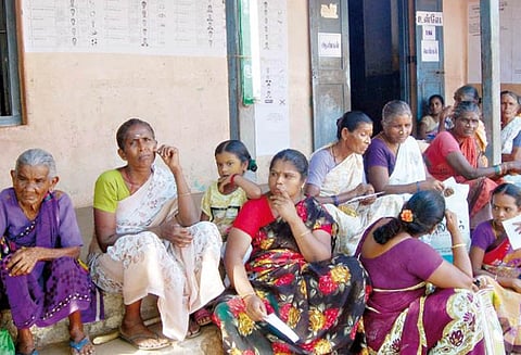 மாவட்டத்தில் பல்வேறு இடங்களில் மின்னணு எந்திரங்கள் பழுதானதால் வாக்குப்பதிவு பாதிப்பு