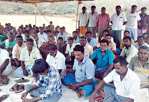 தார் தயாரிக்கும் தொழிற்சாலையை நிரந்தரமாக மூடக்கோரி - தேர்தலை புறக்கணித்து கிராம மக்கள் போராட்டம்