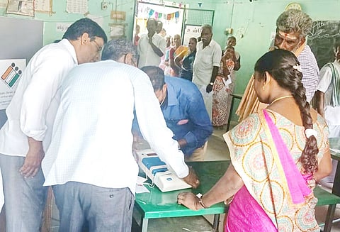 பெரம்பலூர் மாவட்டத்தில் 20-க்கும் மேற்பட்ட இடங்களில் மின்னணு எந்திரங்களில் கோளாறு வாக்குப்பதிவு தாமதமாக தொடங்கியது