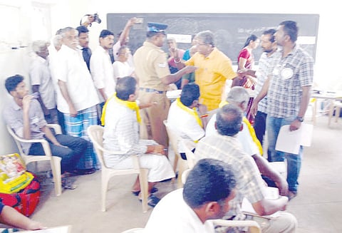 கரூர் மாவட்டத்தில் முக்கிய பிரமுகர்கள் ஆர்வத்துடன் வாக்களித்தனர்