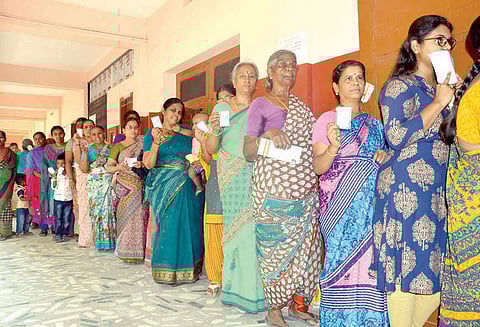 கரூர் மாவட்டத்தில் வாக்குப்பதிவு விறுவிறுப்பாக நடந்தது கொளுத்தும் வெயிலிலும் சாரை, சாரையாக வந்து வாக்களித்தனர்