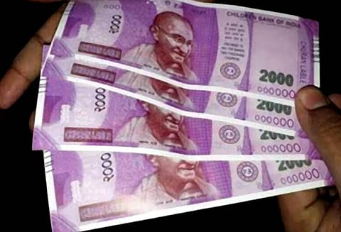 விருத்தாசலம் அருகே, நள்ளிரவில் வாக்காளர்களுக்கு பணப்பட்டுவாடா செய்த தி.மு.க. நிர்வாகி சிக்கினார்