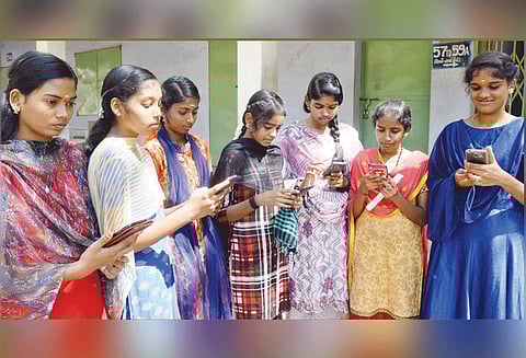 பிளஸ்-2 பொதுத்தேர்வு முடிவு வெளியீடு மாநில அளவில் ஈரோடு 2-வது இடம் 95.23 சதவீதம் தேர்ச்சி