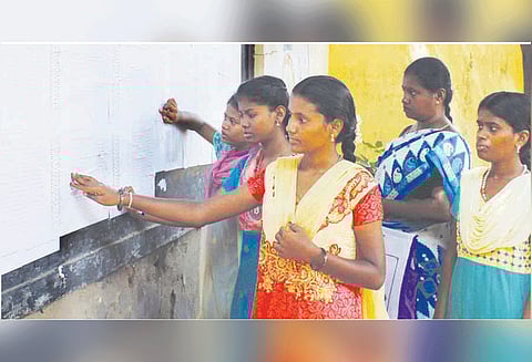 பிளஸ்டு–2 தேர்வு முடிவு வெளியீடு: கரூர் மாவட்டத்தில் 94.07 சதவீதம் பேர் தேர்ச்சி மாநில அளவில் 10–வது இடம் பெற்றது