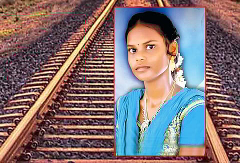 பிளஸ்-2 தேர்வில் மதிப்பெண் குறைந்ததால் விபரீதம் ரெயில் முன் பாய்ந்து மாணவி தற்கொலை