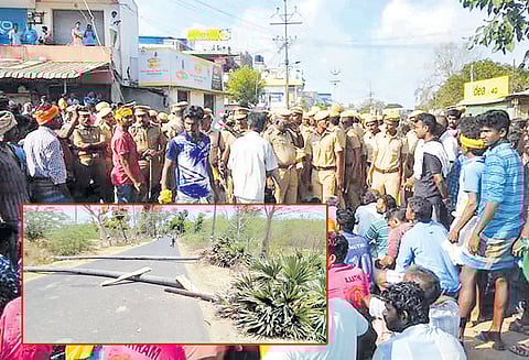 ‘வாட்ஸ்-அப்’ தகவலால் வந்த வினை புதுக்கோட்டை அருகே பயங்கர கலவரம்; போலீஸ் நிலையம் முற்றுகை - கல்வீச்சு கூட்டத்தை கலைக்க தடியடி