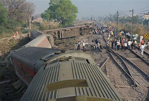 உத்தரபிரதேசத்தில் எக்ஸ்பிரஸ் ரெயில் தடம்புரண்டு விபத்து - 15 பேர் காயம்