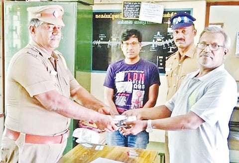 கம்பன் எக்ஸ்பிரஸ் ரெயிலில் பணம்– காசோலைகளை தவறவிட்ட வங்கி மேலாளர் போலீசார் மீட்டு ஒப்படைத்தனர்