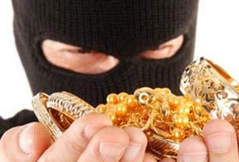 கூடுவாஞ்சேரியில் வாலிபரை தாக்கி 4 பவுன் நகை பறிப்பு