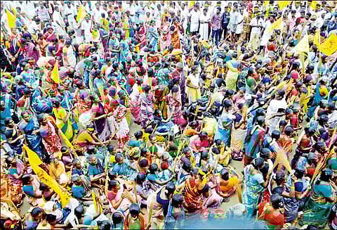 அவதூறு பரப்பியவர்களை கைது செய்யக் கோரி போலீஸ்நிலையம் முன்பு கிராம மக்கள் ஆர்ப்பாட்டம்