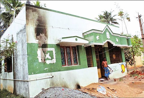 பா.ம.க. பிரமுகர் வீட்டில் பெட்ரோல் குண்டு வீச்சு மர்மநபர்களுக்கு போலீஸ் வலைவீச்சு