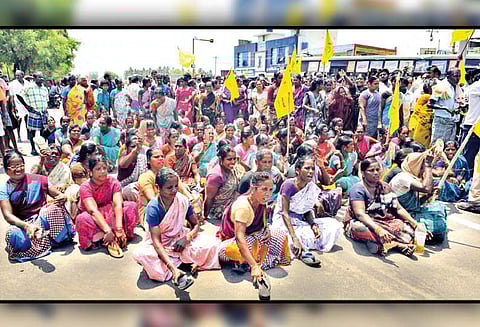 சமூக வலைத்தளத்தில் அவதூறாக பேசியவர்களை கைது செய்யக்கோரி தேனி கலெக்டர் அலுவலகத்தை கிராம மக்கள் முற்றுகை