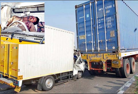கன்டெய்னர் லாரி மீது மினிவேன் மோதல் - டிரைவர் உடல் நசுங்கி பலி
