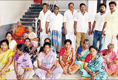 ஜிக்கா குடிநீர் திட்டத்தை விரைந்து செயல்படுத்தக்கோரி மாநகராட்சி ஆணையர் அறை முன்பு பொதுமக்கள் தர்ணா