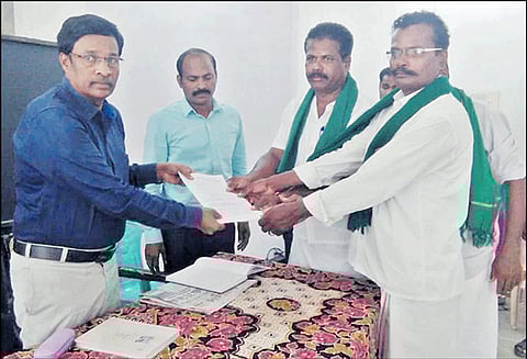 தென்பெண்னை ஆற்றில் இருந்து ஏரிகளுக்கு தண்ணீர் விடும் திட்டத்தை நிறைவேற்ற கோரி விவசாயிகள் ஊர்வலம் அரூர் உதவி கலெக்டரிடம் கோரிக்கை மனு