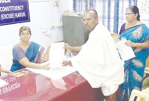 அரவக்குறிச்சி தொகுதி இடைத்தேர்தல்: காந்தி வேடமணிந்து சுயேச்சை வேட்பாளர் மனுதாக்கல்