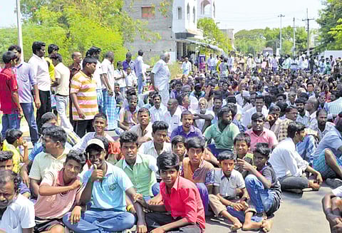 பள்ளிப்பட்டு அருகே வீட்டுமனை பட்டா வழங்க பொதுமக்கள் எதிர்ப்பு; சாலை மறியல்
