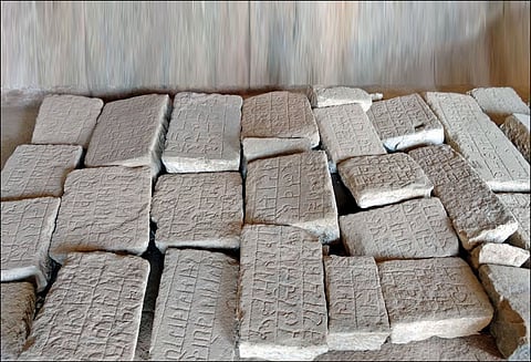 தஞ்சை பெரியகோவிலில் தமிழ்மொழி கல்வெட்டுகள் அகற்றப்பட்டு இந்தி திணிக்கப்படுகிறதா? ஆய்வாளர்கள் அதிர்ச்சி