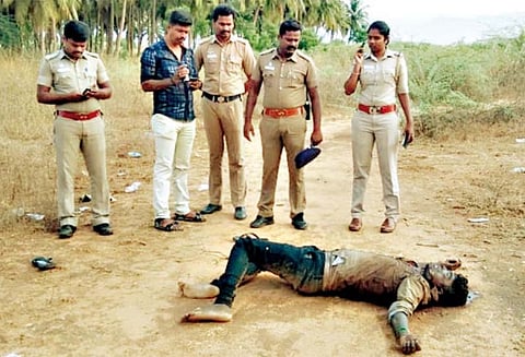 ஆண்டிப்பட்டியில், நண்பர்களுடன் சினிமாவுக்கு சென்ற கல்லூரி மாணவர் வெட்டிக்கொலை - 4 பேரிடம் போலீசார் விசாரணை