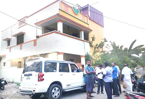 கோவை அருகே பட்டப்பகலில் துணிகரம், என்ஜினீயர் வீட்டின் பூட்டை உடைத்து 25 பவுன் நகை திருட்டு - மர்ம ஆசாமிகளுக்கு வலைவீச்சு