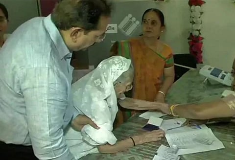 குஜராத்தில் பிரதமர் மோடியின் தாயார் வாக்களித்தார்