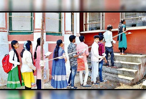 ஊட்டி அரசு கலைக்கல்லூரியில், மாணவர் சேர்க்கைக்கு விண்ணப்பிக்க மே 6-ந் தேதி கடைசி நாள் - ஆயிரத்து 500 விண்ணப்பங்கள் வினியோகம்