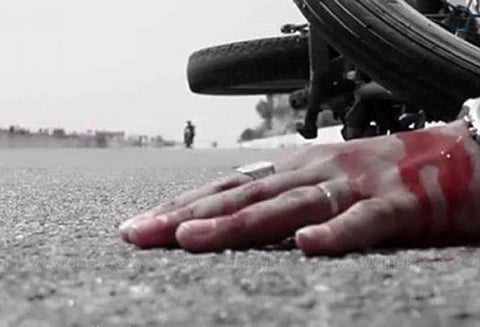 திருவள்ளூர் அருகே தடுப்புச்சுவரில் மோட்டார் சைக்கிள் மோதி வாலிபர் பலி