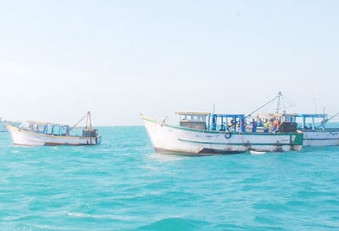 என்ஜின் பழுதடைந்ததால் நடுக்கடலில் படகில் தத்தளித்த மீனவர்கள் பாய்மரத்தை கட்டி கரைக்கு திரும்பினர்