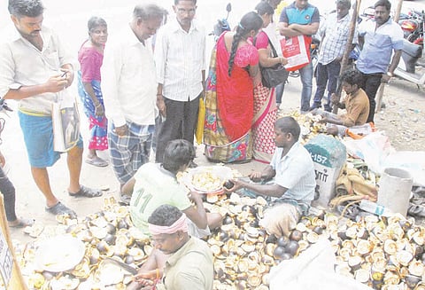 வெயிலின் தாக்கம் அதிகரிப்பு: பெரம்பலூரில் நுங்கு விற்பனை அமோகம்