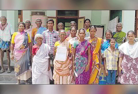 குடிநீர் வினியோகம் செய்யக்கோரி மகுடஞ்சாவடி ஊராட்சி ஒன்றிய அலுவலகத்தை கிராம மக்கள் முற்றுகை