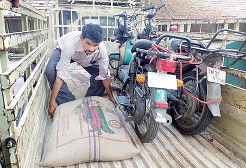 கோவையில் இருந்து கேரளாவுக்கு கடத்த முயற்சி, 1 டன் ரேஷன் அரிசி, 3 மோட்டார் சைக்கிள்கள் பறிமுதல்