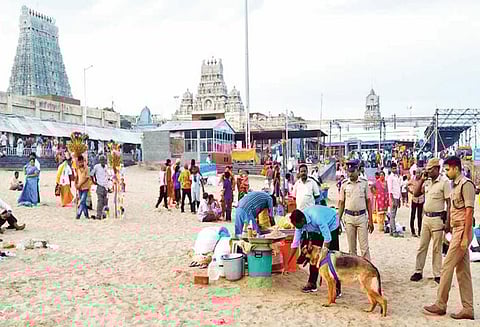 இலங்கை குண்டுவெடிப்பு எதிரொலி: திருச்செந்தூர் சுப்பிரமணிய சுவாமி கோவிலில் பலத்த பாதுகாப்பு