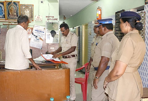 விடுதிகளில் போலீசார் அதிரடி சோதனை: வெடிகுண்டு பீதியால் வேலூரில் பரபரப்பு