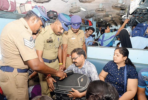 இலங்கை குண்டு வெடிப்பு தாக்குதல் எதிரொலி: ஈரோடு மாவட்டம் முழுவதும் போலீசார் தீவிர சோதனை