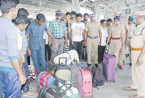 இலங்கை குண்டு வெடிப்பு எதிரொலி: சேலம் ரெயில் நிலையத்தில் போலீசார் தீவிர சோதனை