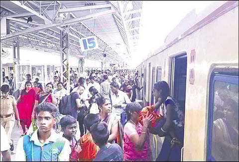 எக்ஸ்பிரஸ் ரெயில் சேவையில் மாற்றம்; பயணிகள் கடும் அவதி பராமரிப்பு பணிகளை இரவில் மேற்கொள்ள கோரிக்கை