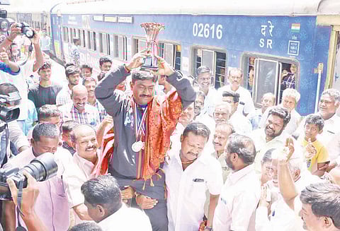 ஆசிய பளுதூக்கும் போட்டியில் வெள்ளிப்பதக்கம் வென்ற திருச்சி வீரருக்கு உற்சாக வரவேற்பு