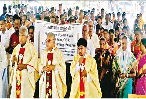 இலங்கை குண்டு வெடிப்புச் சம்பவம்: சிவகங்கை, காரைக்குடியில் மெழுவர்த்தி ஏந்தி அஞ்சலி