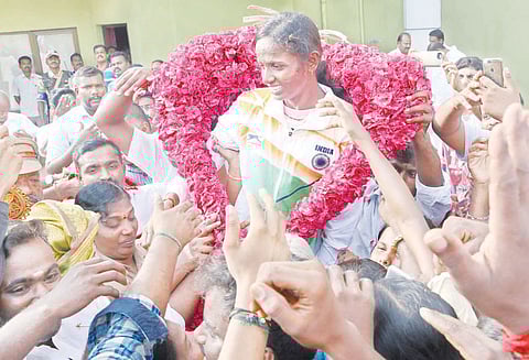 ‘லக்கி ஷூ’ என்பதால் விரும்பி அணிந்திருந்தேன் சமூக வலைத்தளங்களில் வைரலாகும் படம் குறித்து வீராங்கனை கோமதி கருத்து