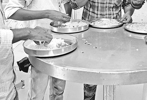 வெளியிடங்களில் சாப்பாடு விற்பனை செய்யப்படுவதாக புகார்: அம்மா உணவகங்களில் பாத்திரத்தில் உணவு வழங்க தடை