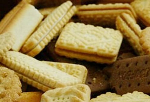 மயக்க பிஸ்கட் கொடுத்து ரெயில் பயணிகளிடம் கொள்ளையடித்த பெண், கள்ளக்காதலன் கைது