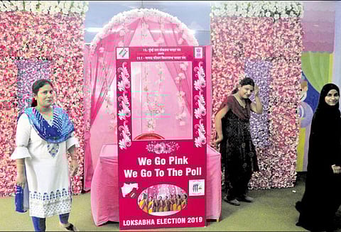 மும்பையில் 40 வாக்குச்சாவடிகளில் பெண்கள் மட்டுமே பணியாற்றுகிறார்கள் பெண் வாக்காளர்களுக்கு இலவச ‘நாப்கின்’ வழங்கப்படும்