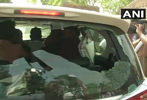 மேற்கு வங்காளத்தில் வாக்குச்சாவடி அருகே வன்முறை: தேர்தல் ஆணையத்தில் புகார் அளிக்க பாஜக முடிவு