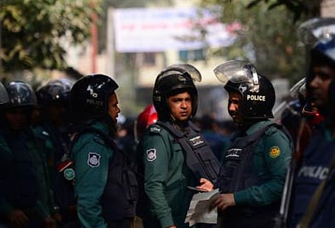 டாக்காவில் இரு பயங்கரவாதிகள் வெடிகுண்டை வெடிக்கச் செய்து தற்கொலை