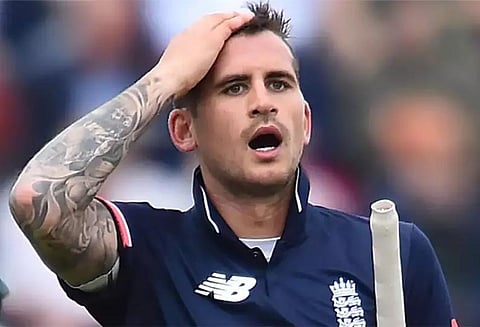 உலக கோப்பை போட்டிக்கான இங்கிலாந்து அணியில் இருந்து அலெக்ஸ் ஹாலெஸ் நீக்கம்