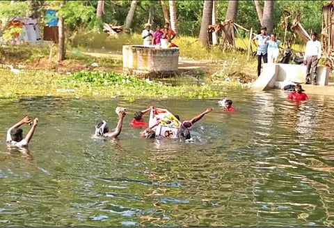 ஏரல் அருகே மயானத்துக்கு செல்ல பாலம் இல்லை: இறந்தவர் உடலை தோளில் சுமந்து வாய்க்காலை கடக்கும் கிராம மக்கள் சாலைமறியலால் பரபரப்பு