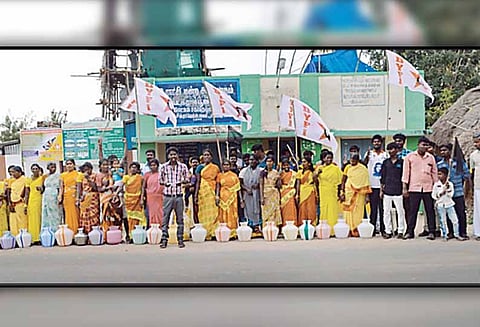 குடிநீர் வினியோகம் செய்யக்கோரி காலி குடங்களுடன் கிராம மக்கள் போராட்டம்