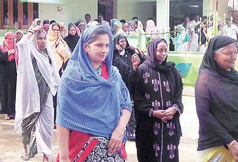 தாராபுரத்தில் ரேஷன்கடையை திறக்க கோரி கூட்டுறவு சங்க தலைவர் வீட்டை முற்றுகையிட்ட பெண்கள்